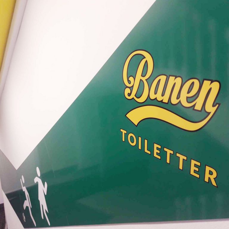 Skilte til skoletoiletter udviklet af Brave. Skilt til gårdtoiletterne