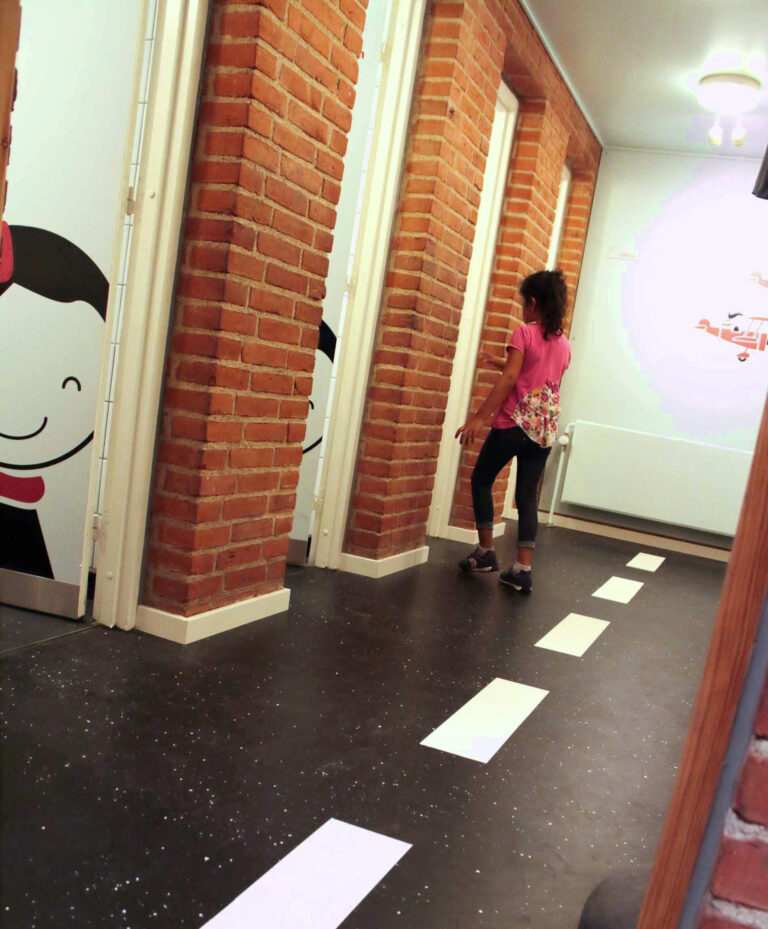 Skoletoiletter og toilet heaven udført af Brave. Ulære skoletoiletter. Løsninger på skoletoiletter. Problemer med skoletoiletter. Skrækkelige skoletoiletter. Hør mere hos Brave