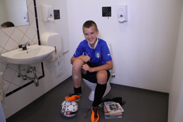 Krav til skoletoiletter. Ulækre skoletoiletter. Skoletoiletter. Brave løser problemer med skoletoiletter.