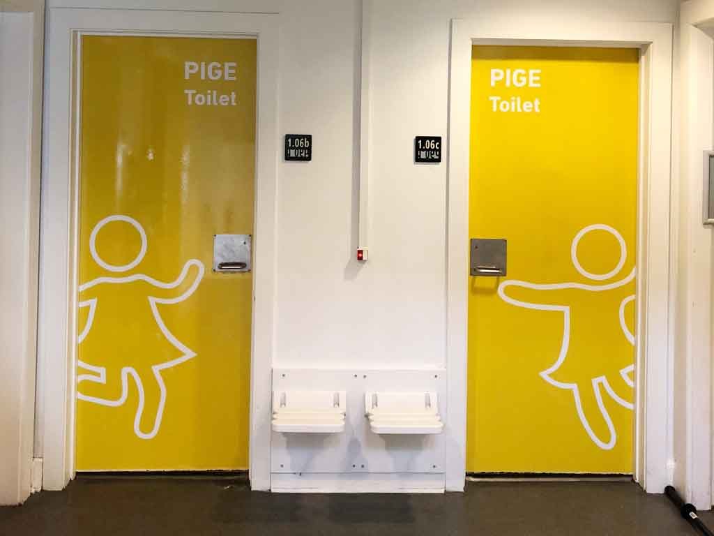 Design af skoletoiletter. Her på Skolen ved Søerne på den gule gang