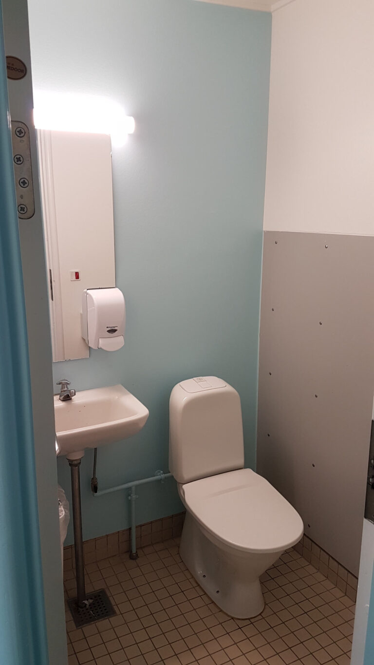 Skoletoiletter-let-renovering af Brave. Skoletoiletter i farven lyseblå