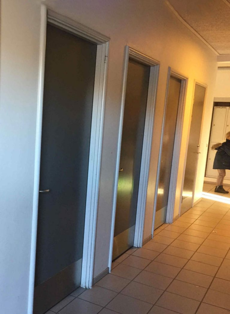 Før-billede inden renovering af SFO-toiletgang. Brave