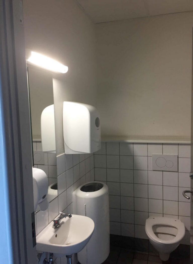 Før-billede inden renovering af SFO-toiletterne. Brave