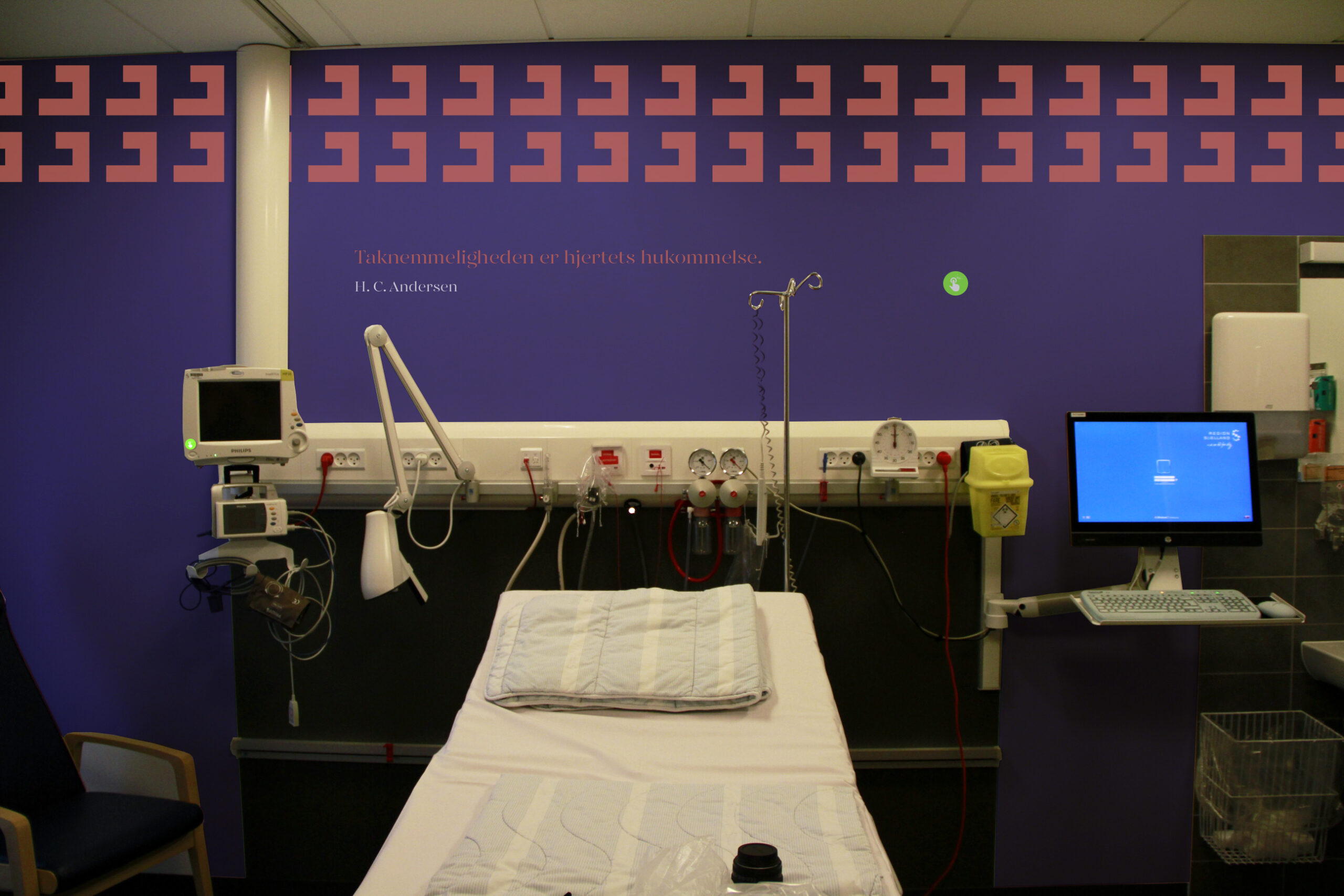 Nudging på sygehus med farver og mønstre. Nudging navigation. Wayfinding på sygehuse. Wayfinding på et hospital er helt nødvendig for at patienter og pårørende kan finde vej. Brugeroplevelsen skal være intakt. På billedet ser du et sengeafsnit hvor væggen er en del af wayfindingsystemet og brugeroplevelsen.