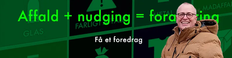 Affald og nudging. Et foredrag om nudging og affald. Ashley står bag skilte om affald. Det er ikoner fra affaldsspande. Ashley Brereton forklarer om et foredrag om Affald og nudging.